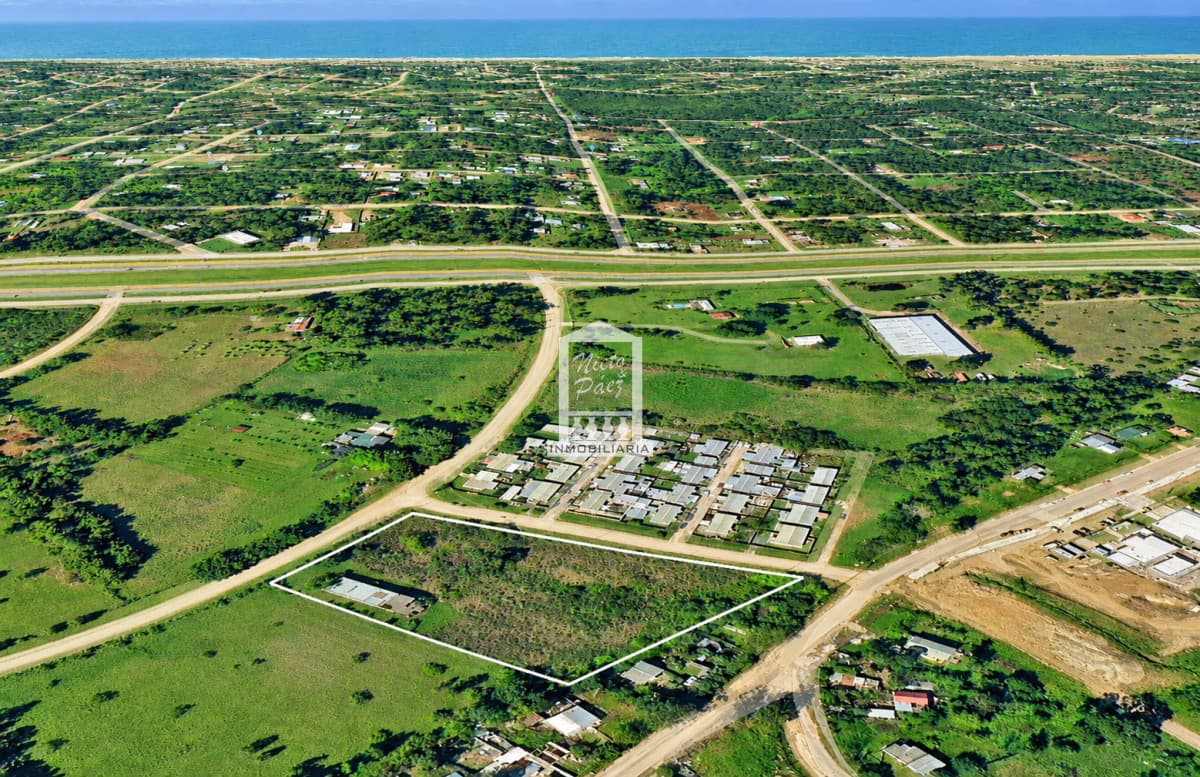 7.982 m2 de terreno con galpón