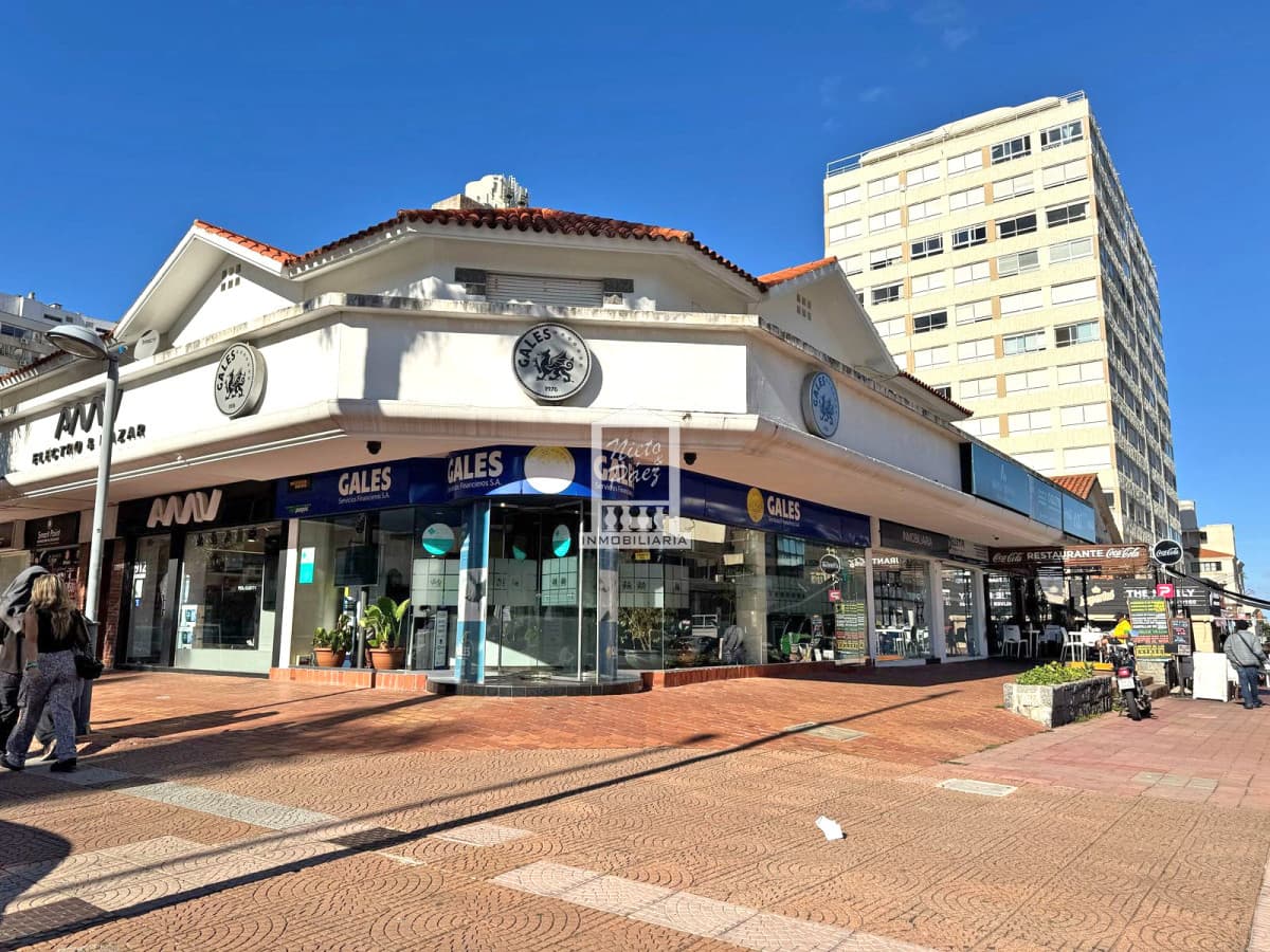 Increíble local en importante esquina sobre Gorlero