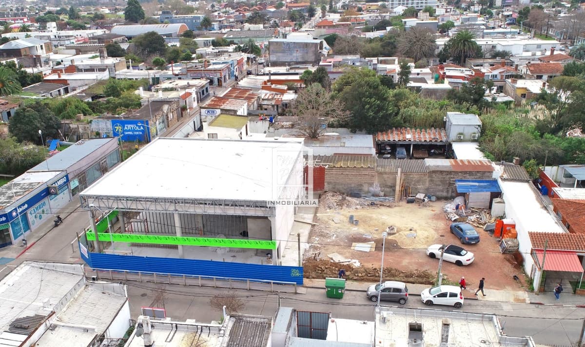 Local nuevo de 500 m2, sobre calle Sarandí.