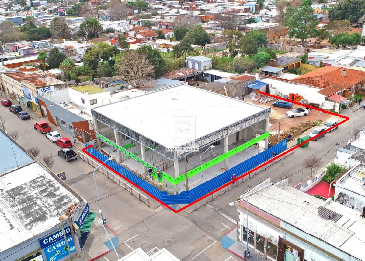Local nuevo de 500 m2, sobre calle Sarandí.