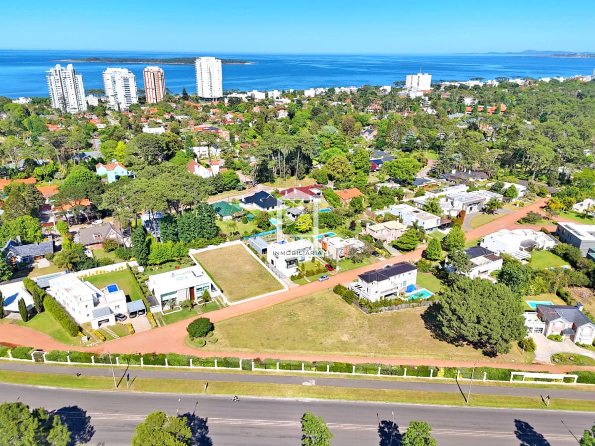 Barrio Privado en Playa Mansa. Lo más exclusivo.