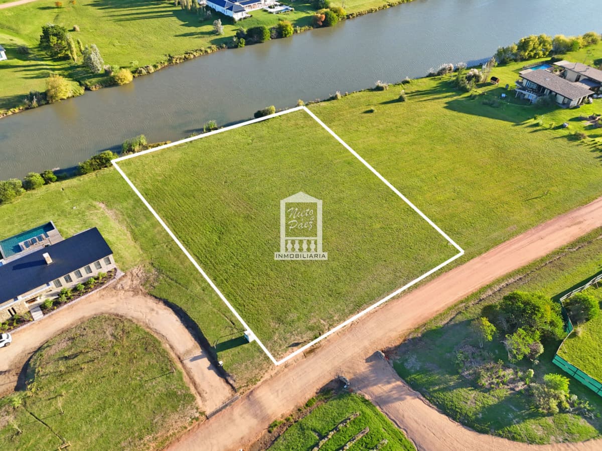 Pueblo Mío, lote sobre lago