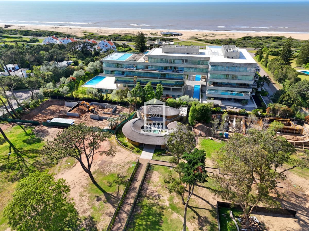 Nuevo Barrio Privado de lujo en Playa Brava a metros del océano.