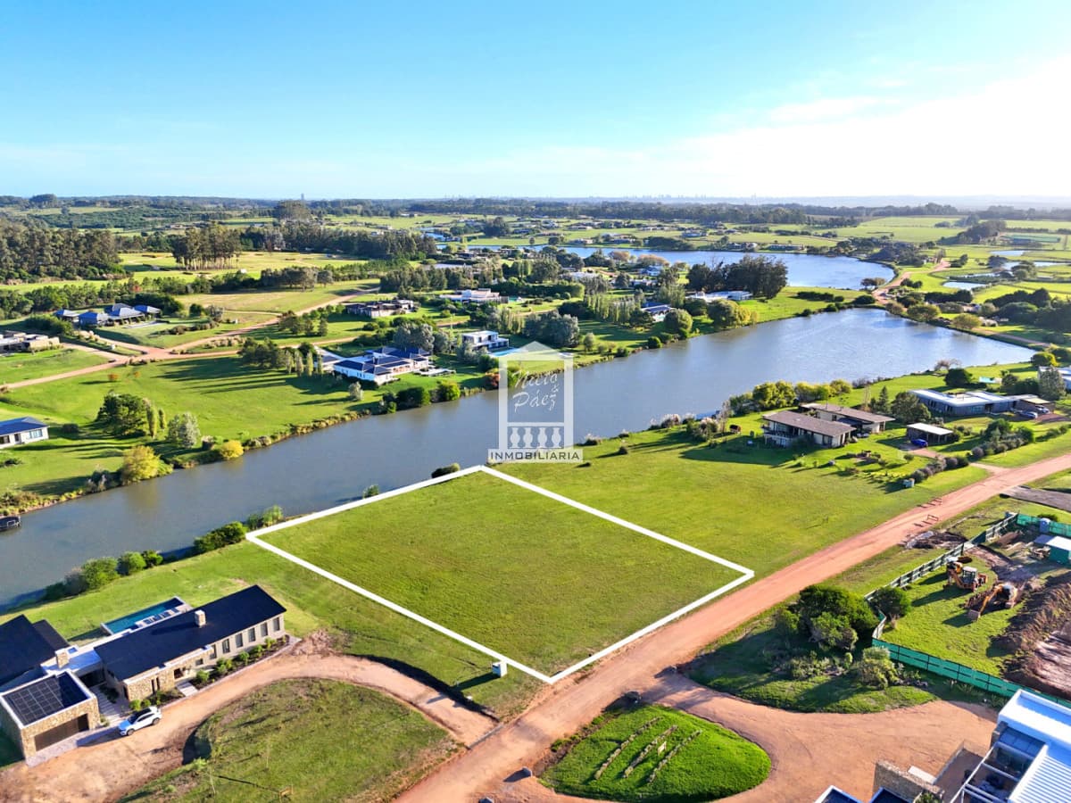 Pueblo Mío, lote sobre lago