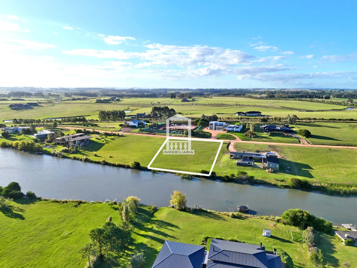 Pueblo Mío, lote sobre lago