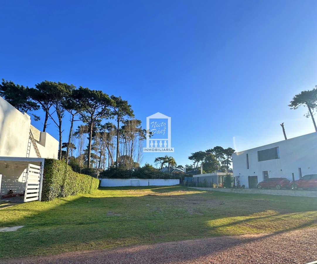 Barrio Privado en Playa Mansa. Lo más exclusivo.
