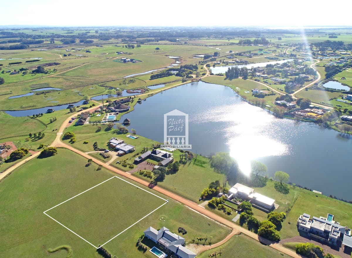 Pueblo Mío, lote alto con vista a la laguna grande.