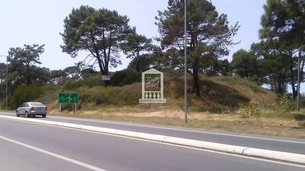 Importante esquina sobre Aparicio Saravia, a metros del puente