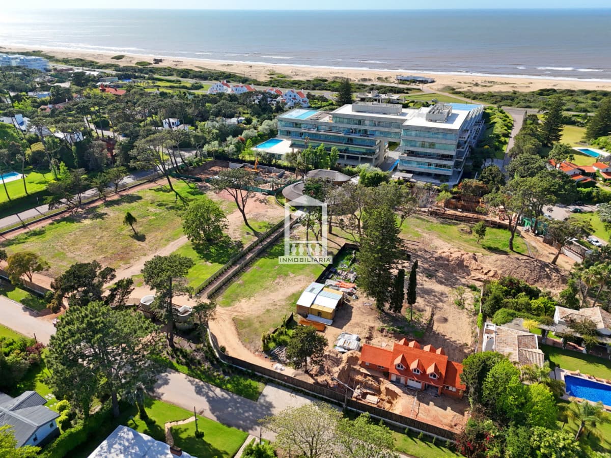 Nuevo Barrio Privado de lujo en Playa Brava a metros del océano.