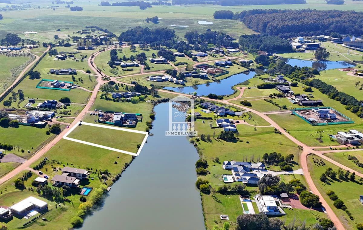 Pueblo Mío, lote sobre lago