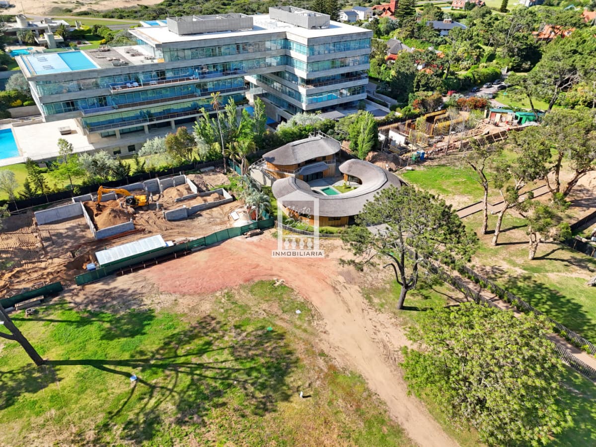 Nuevo Barrio Privado de lujo en Playa Brava a metros del océano.