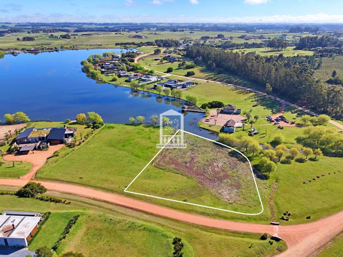 Pueblo Mío, sobre laguna grande.