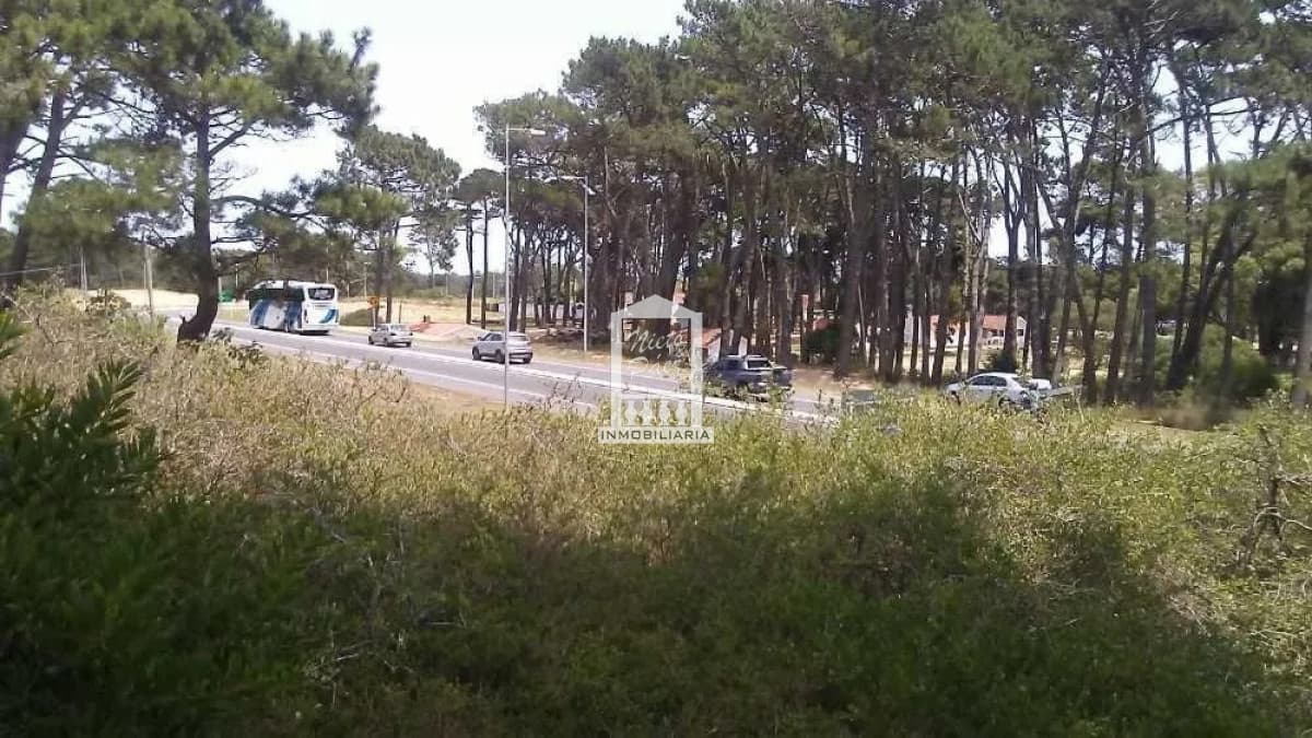 Importante esquina sobre Aparicio Saravia, a metros del puente