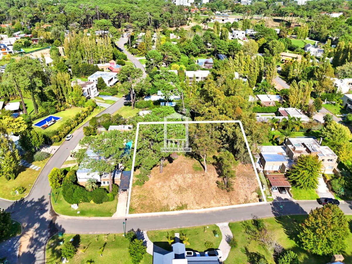 2.119 m2 en barrio privado La Arbolada