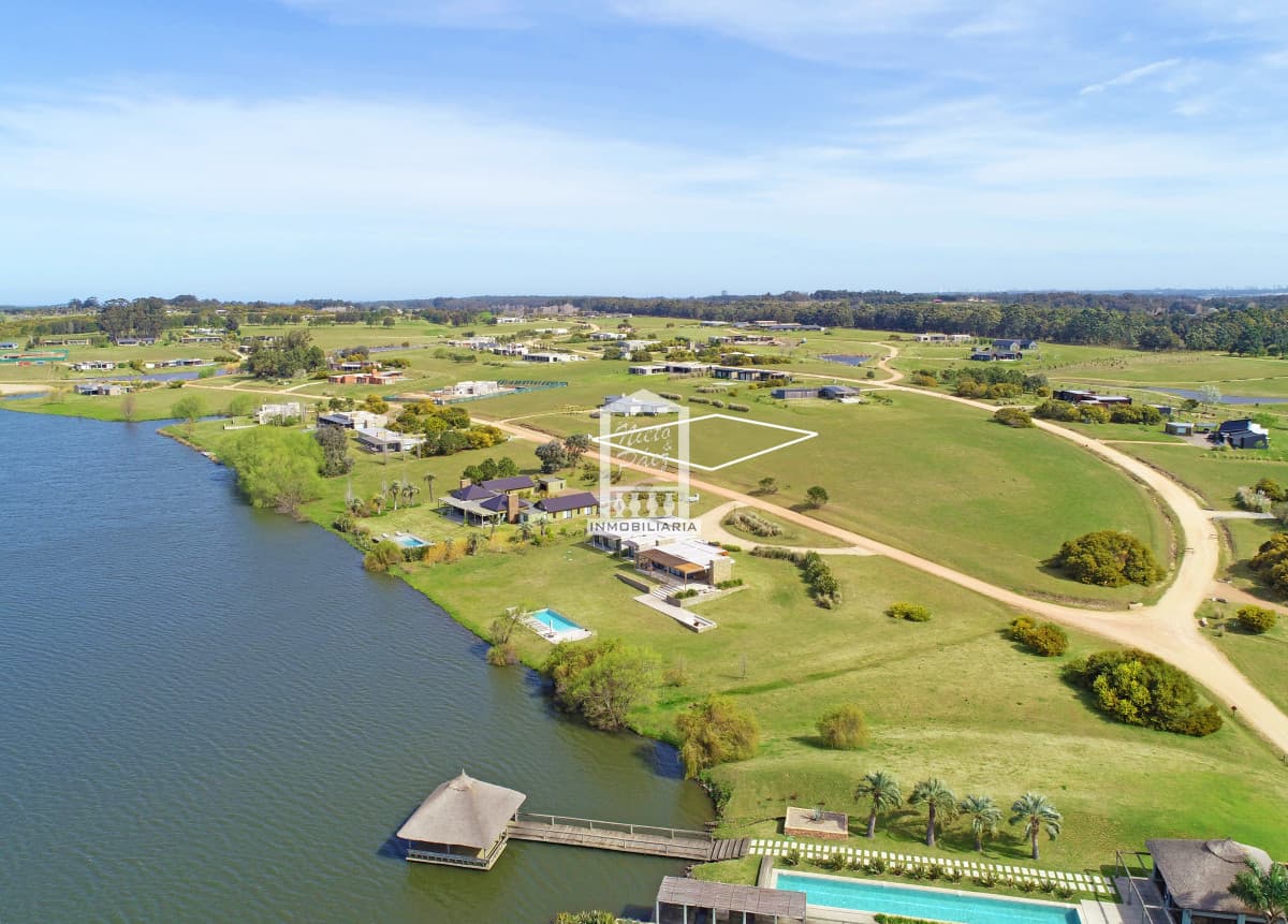 Pueblo Mío, lote alto con vista a la laguna grande.