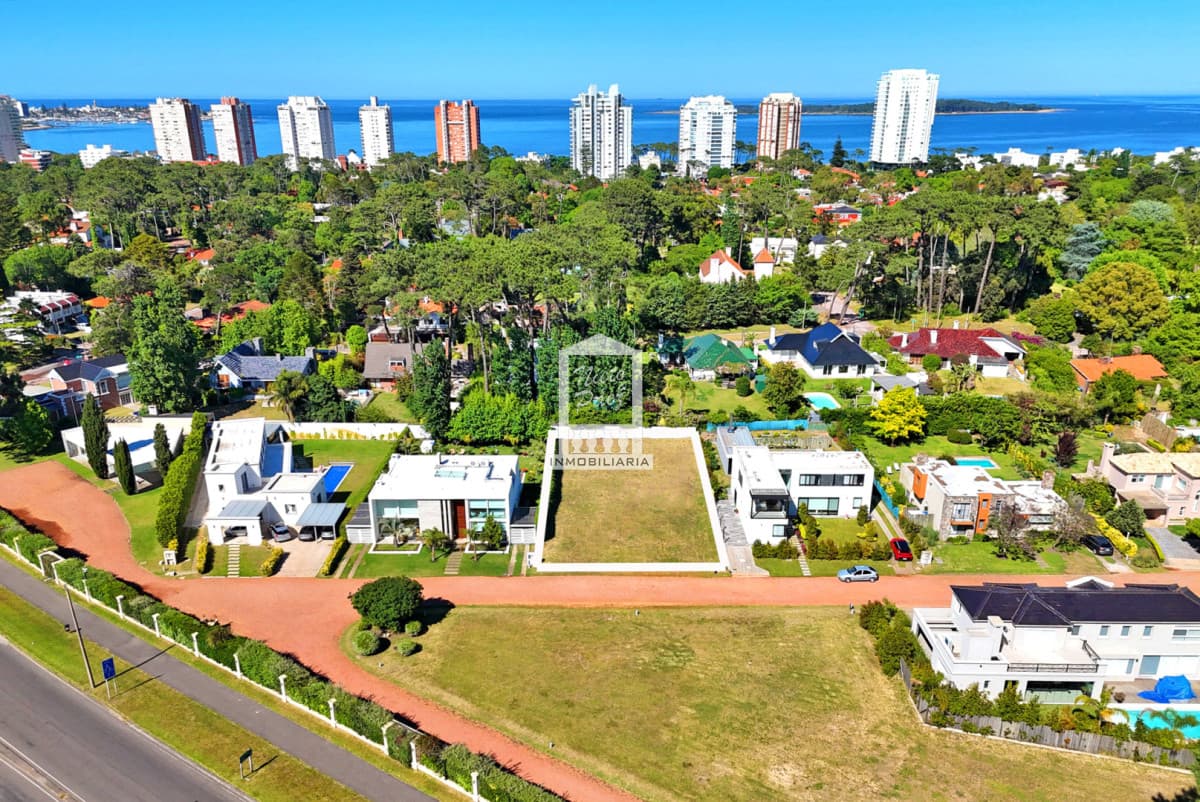 Barrio Privado en Playa Mansa. Lo más exclusivo.