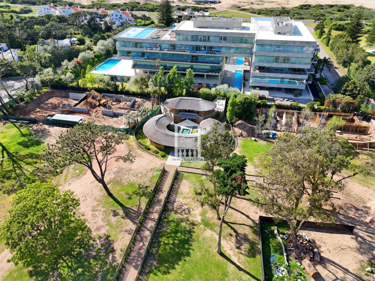 Nuevo Barrio Privado de lujo en Playa Brava a metros del océano.