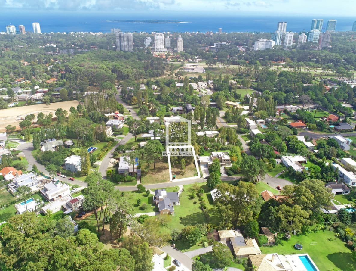 La Arbolada, Barrio Privado, lote alto en el corazón del barrio.