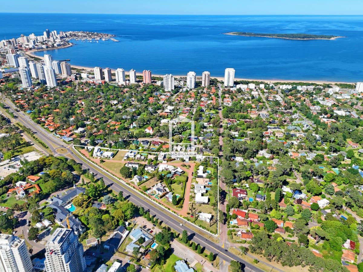 Barrio Privado en Playa Mansa. Lo más exclusivo.