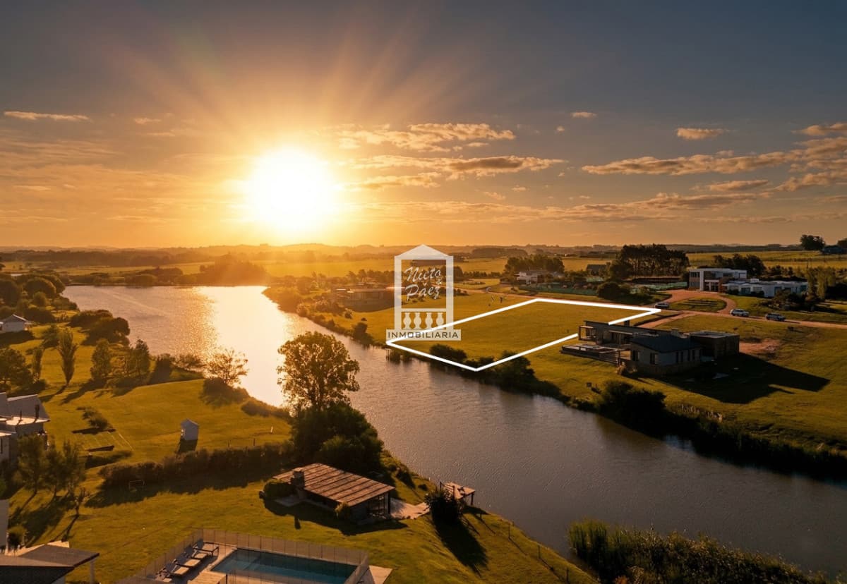 Pueblo Mío, lote sobre lago
