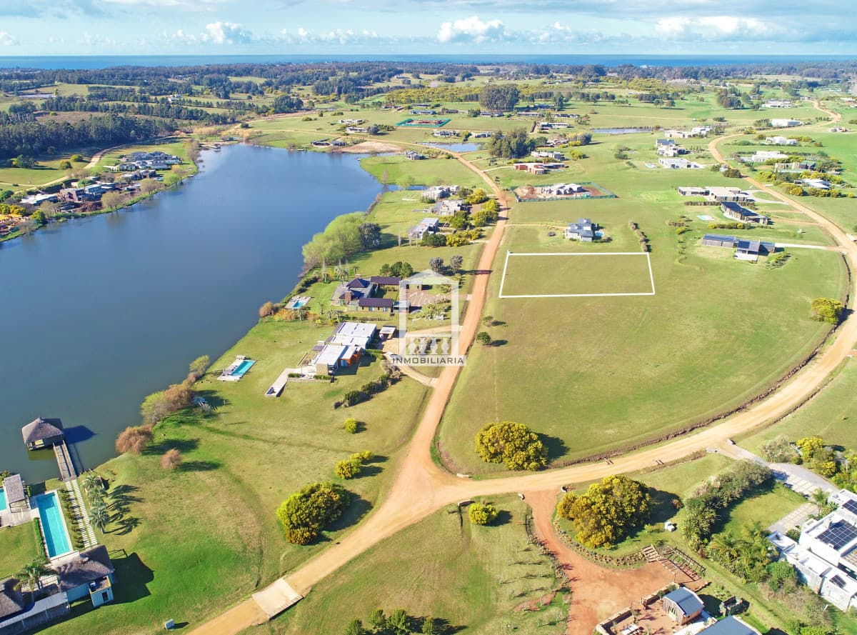 Pueblo Mío, lote alto con vista a la laguna grande.