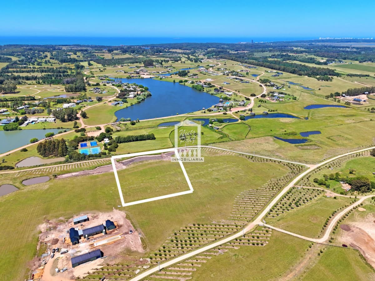 Lote de 10.000 m2 en Narbona La Plantación