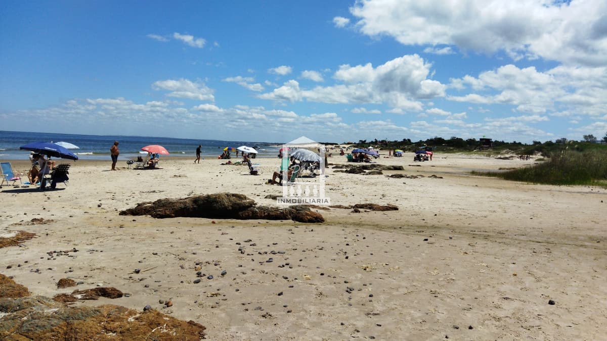 Espectacular lote sobre la arena y rocas. 3.530 m2