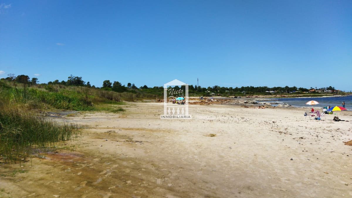 Espectacular lote sobre la arena y rocas. 3.530 m2