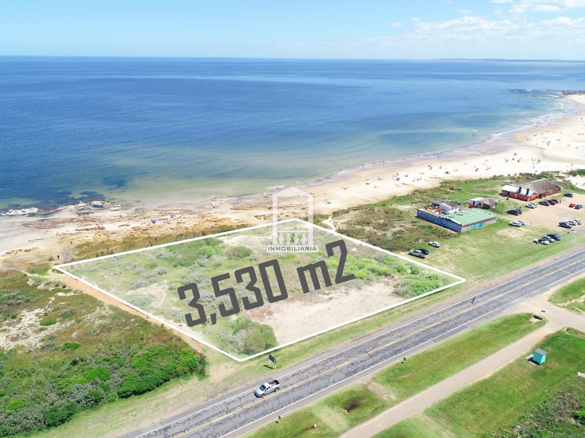 Espectacular lote sobre la arena y rocas. 3.530 m2