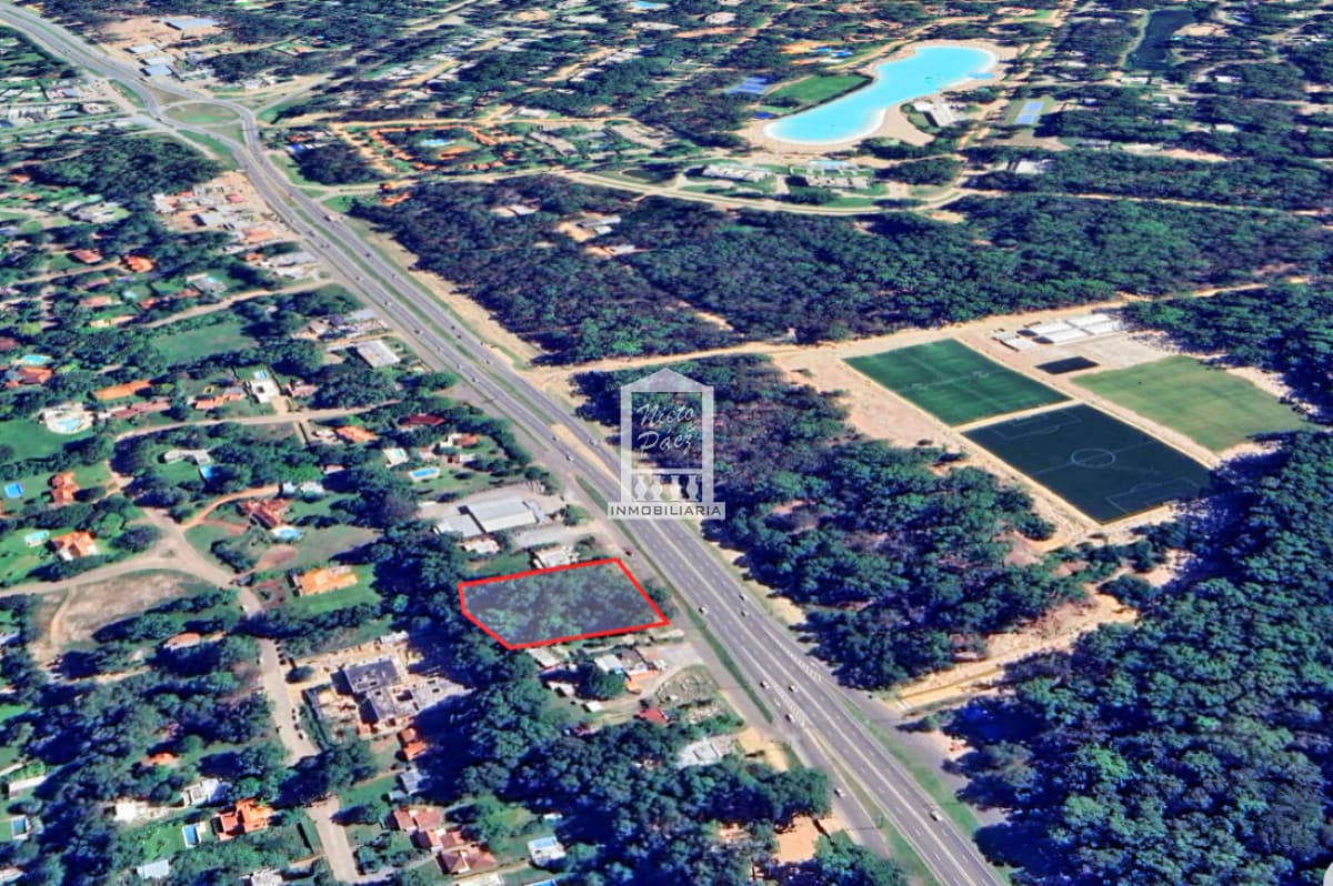 3.721 m2, en Solanas, sobre la ruta interbalnearia