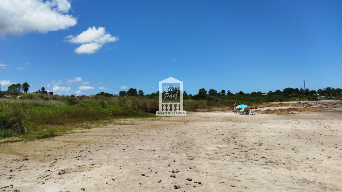 Espectacular lote sobre la arena y rocas. 3.530 m2