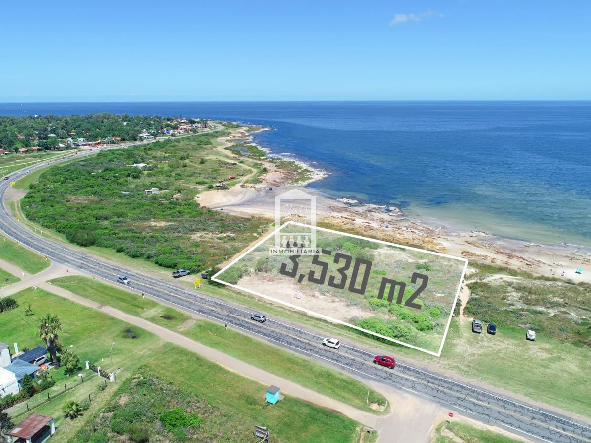 Espectacular lote sobre la arena y rocas. 3.530 m2