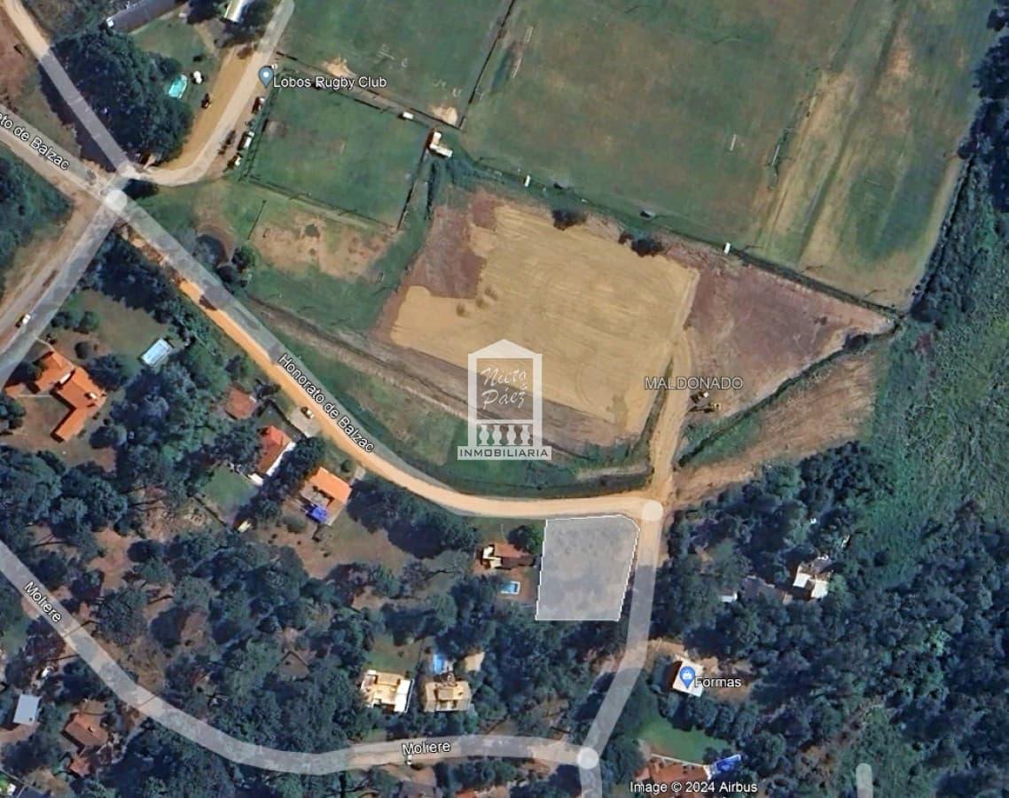 1.172 m2, con vista al club de rugby