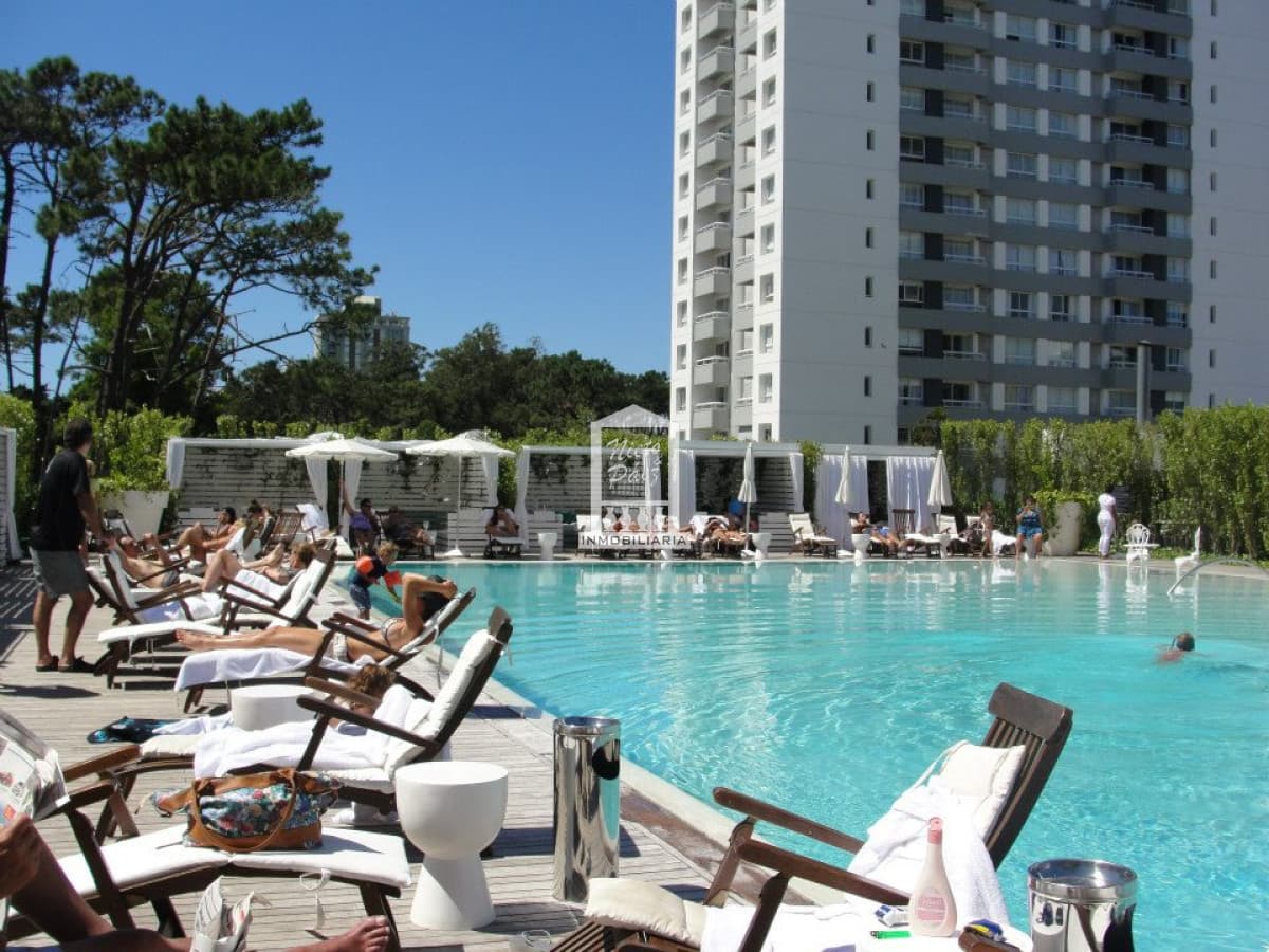 Esquinero, 2 dorm, con servicios de hotel.