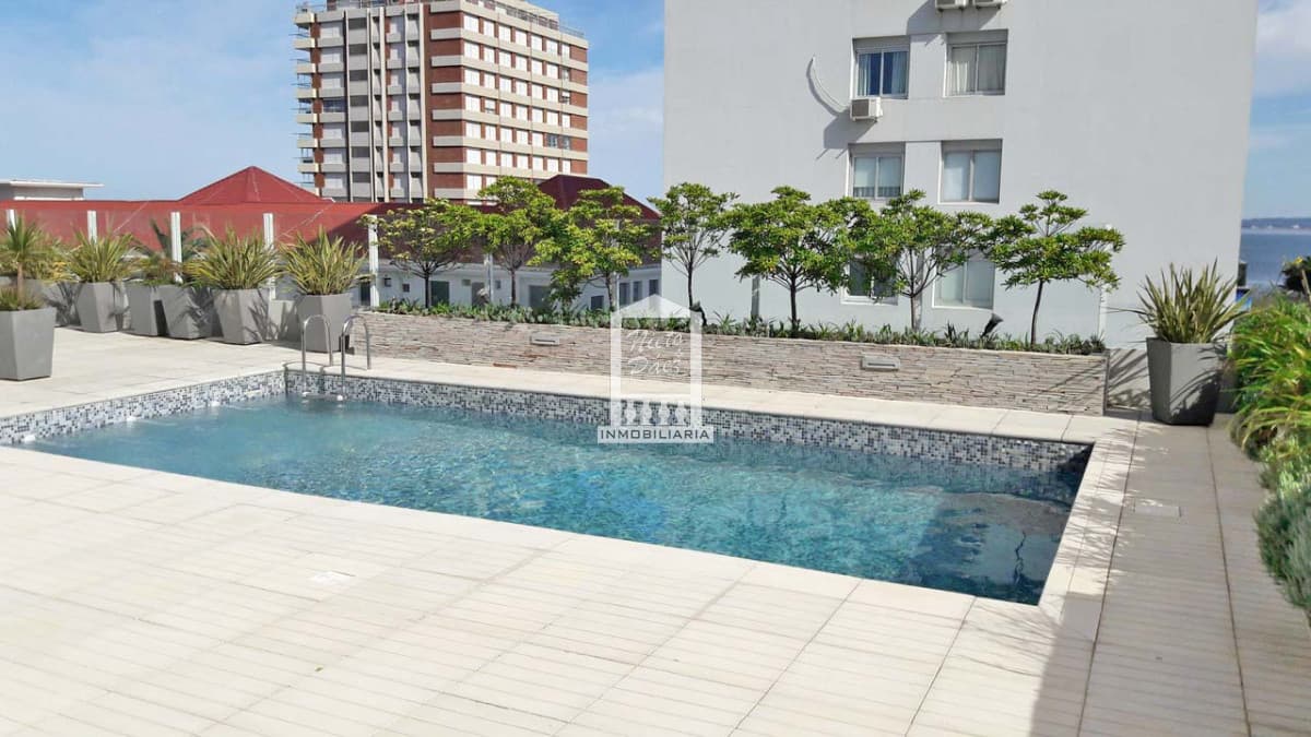 Lux Tower, piso alto, 2 dorm.