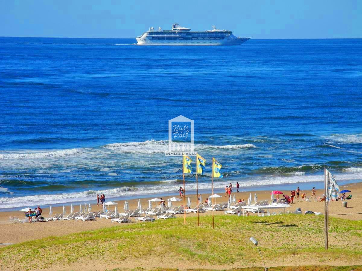 Playa Brava, primera fila. Todos los servicios, equipado. 2 garajes.