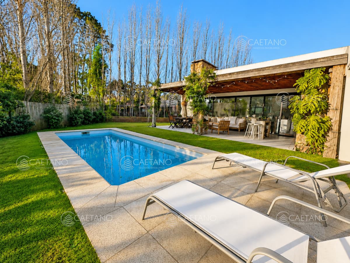 Barrio privado. 3 suites, piscina climatizada. Losa radiante.