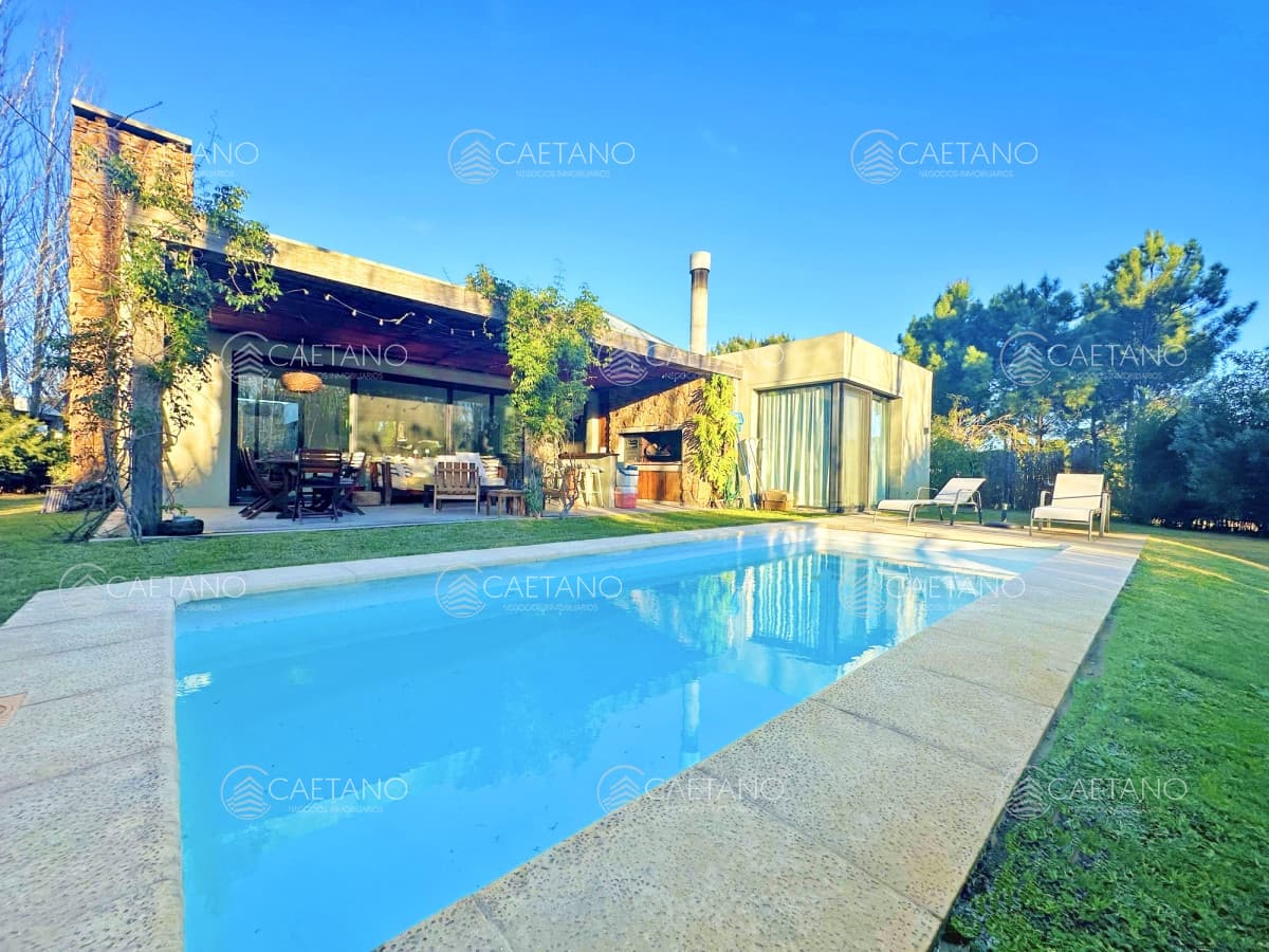 Barrio privado. 3 suites, piscina climatizada. Losa radiante.