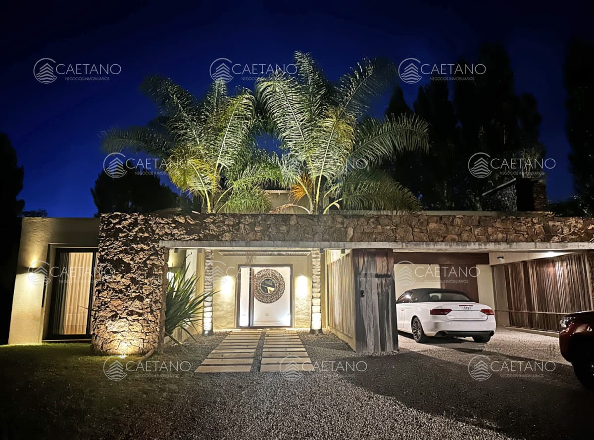 Barrio privado. 3 suites, piscina climatizada. Losa radiante.