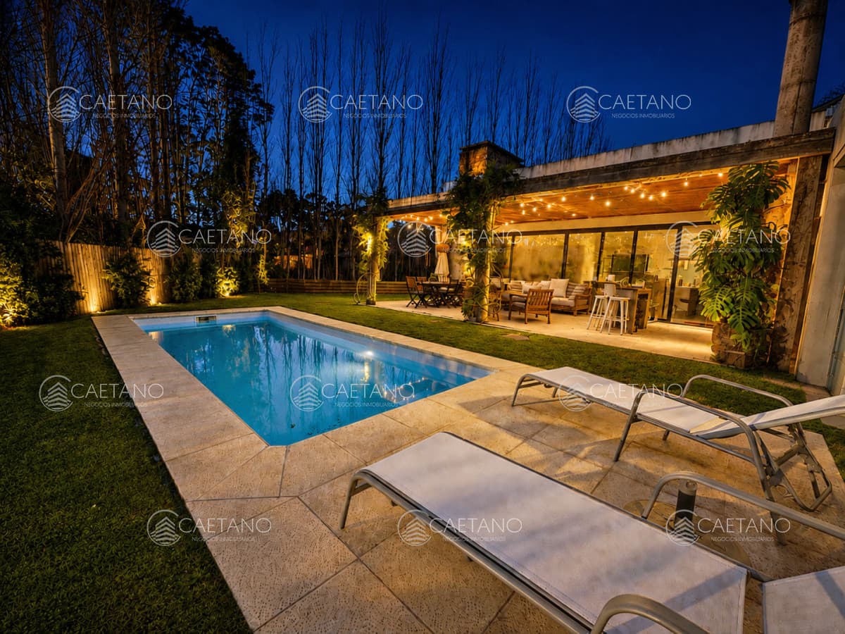 Barrio privado. 3 suites, piscina climatizada. Losa radiante.