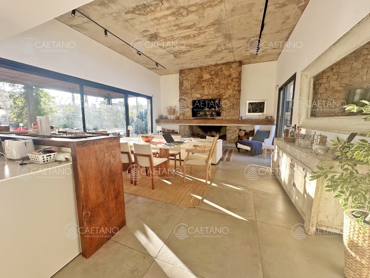 Barrio privado. 3 suites, piscina climatizada. Losa radiante.