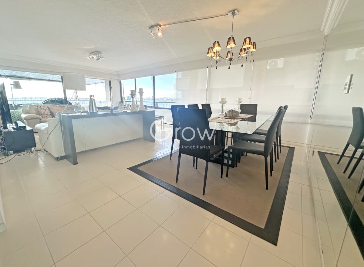 Puerto, exclusivo edificio. 3 suites + servicio.