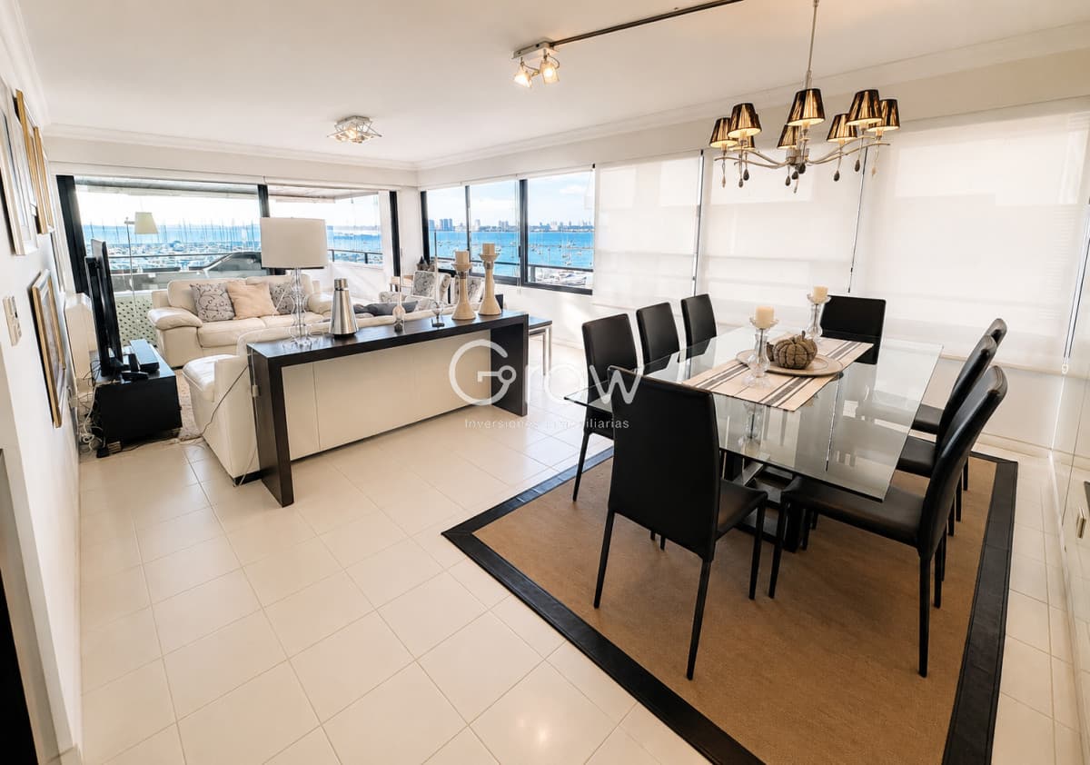 Puerto, exclusivo edificio. 3 suites + servicio.