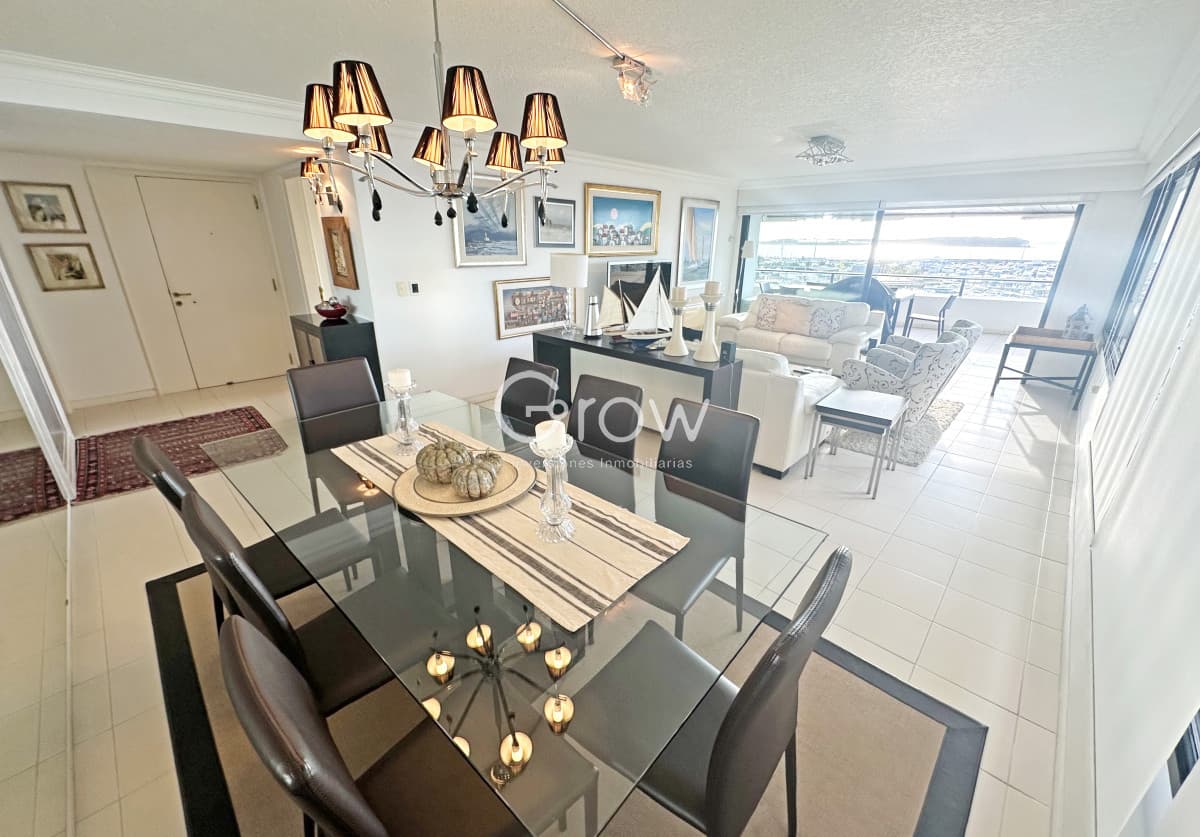 Puerto, exclusivo edificio. 3 suites + servicio.