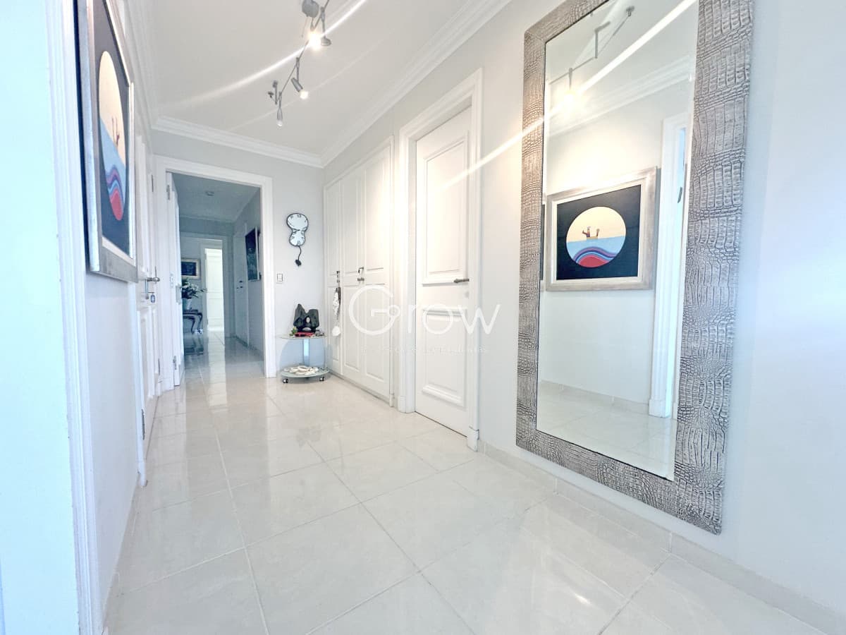 Le Jardin, esquinero piso alto, garaje doble.