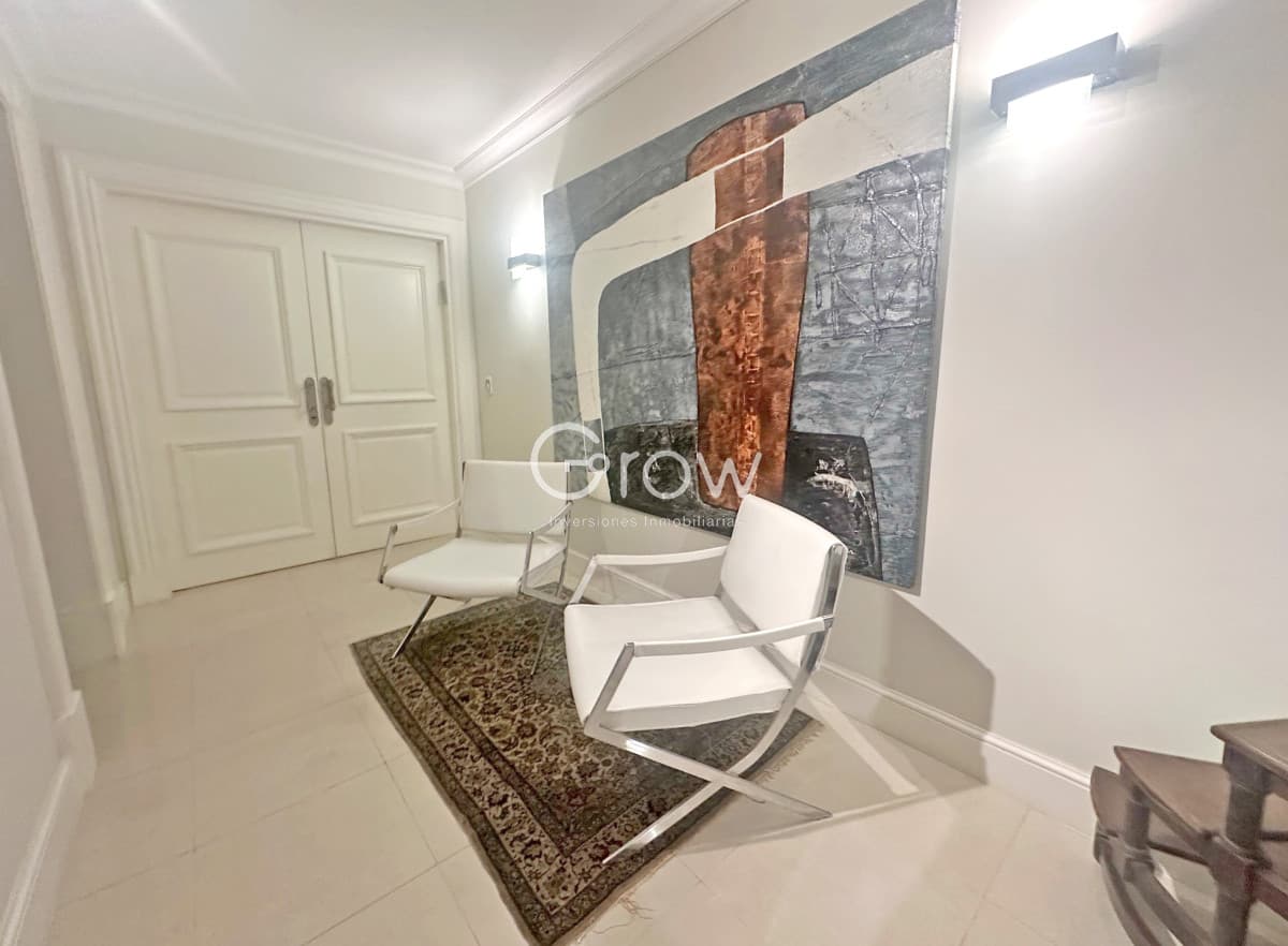 Le Jardin, esquinero piso alto, garaje doble.