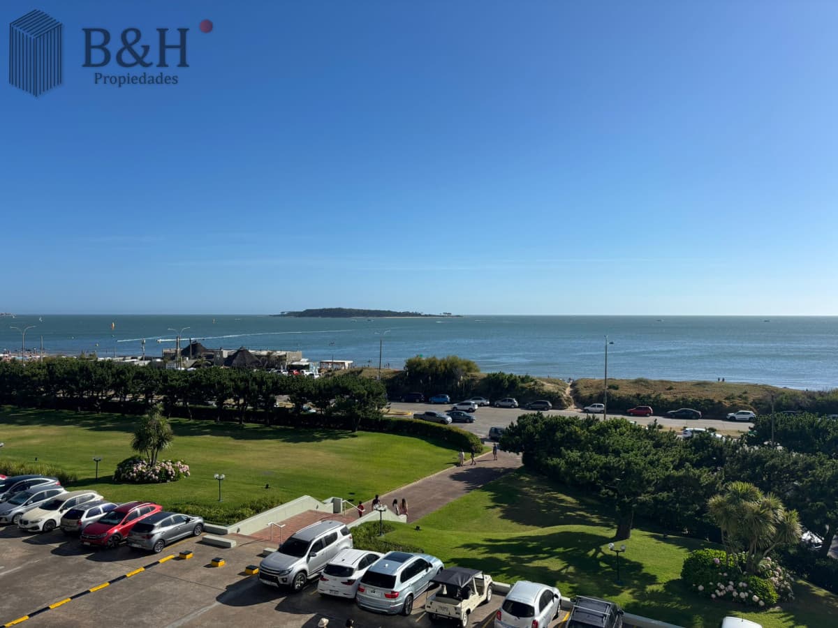 Apartamento en alquiler temporal, de 3 dormitorios, en playa mansa.