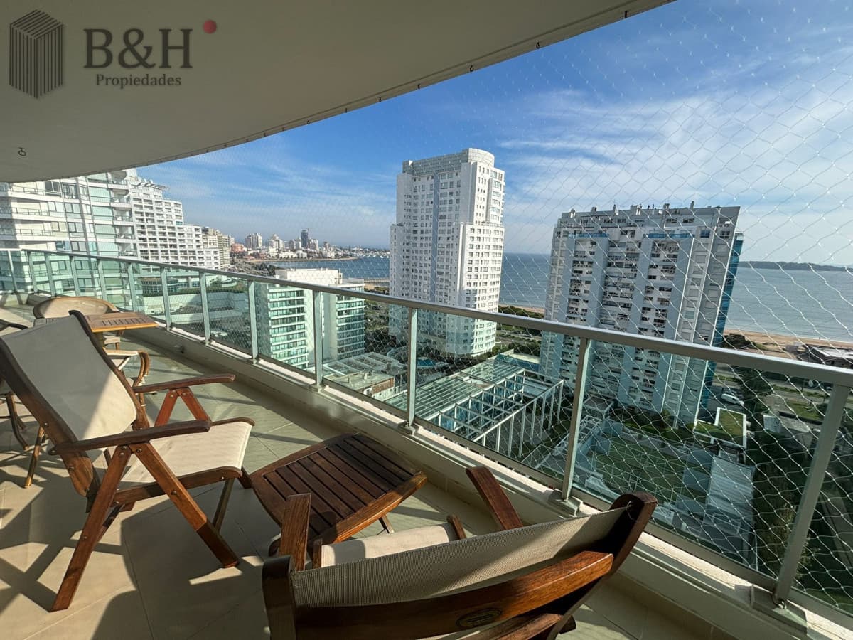 Apartamento en alquiler invernal de 3 suites en Gala Tower playa mansa