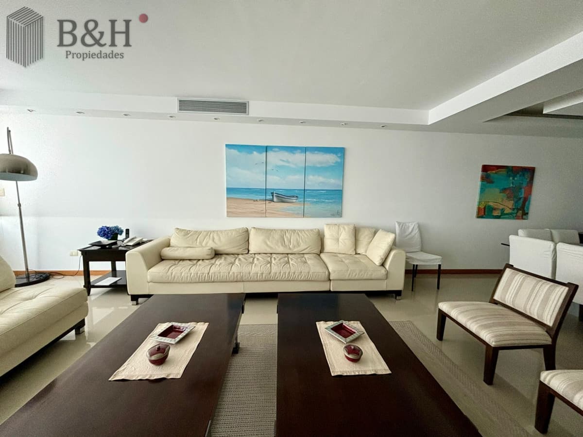 Apartamento en alquiler anual o temporal, de 3 dormitorios y servicio, en playa Brava!