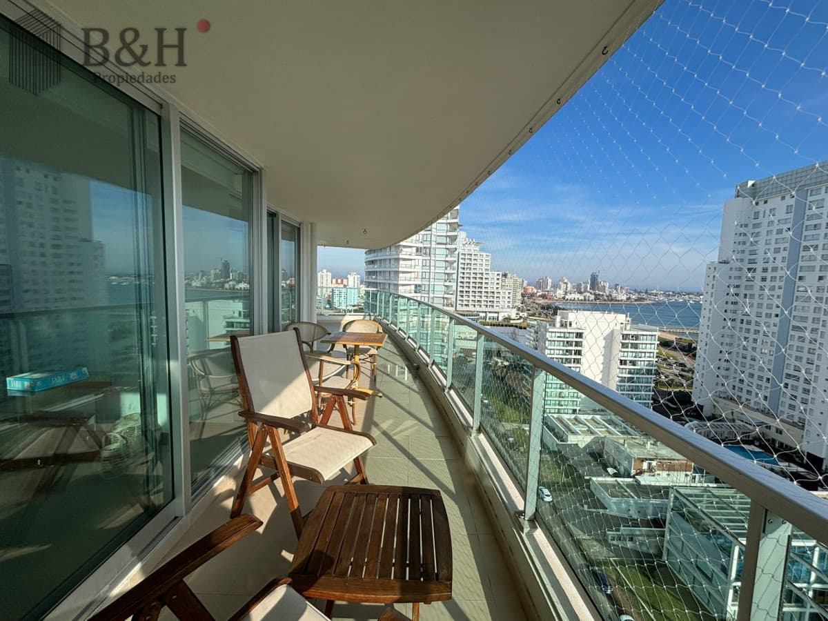 Apartamento en alquiler invernal de 3 suites en Gala Tower playa mansa